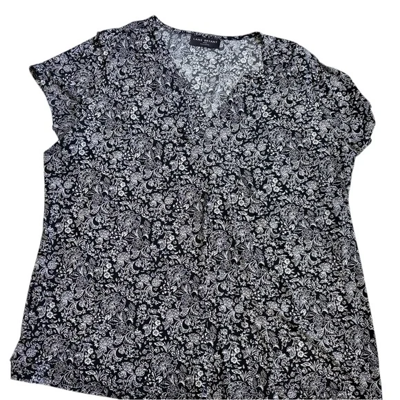Lane Bryant Black & White Paisley V-Neck Top Size 18/20 - Picture 4 of 7